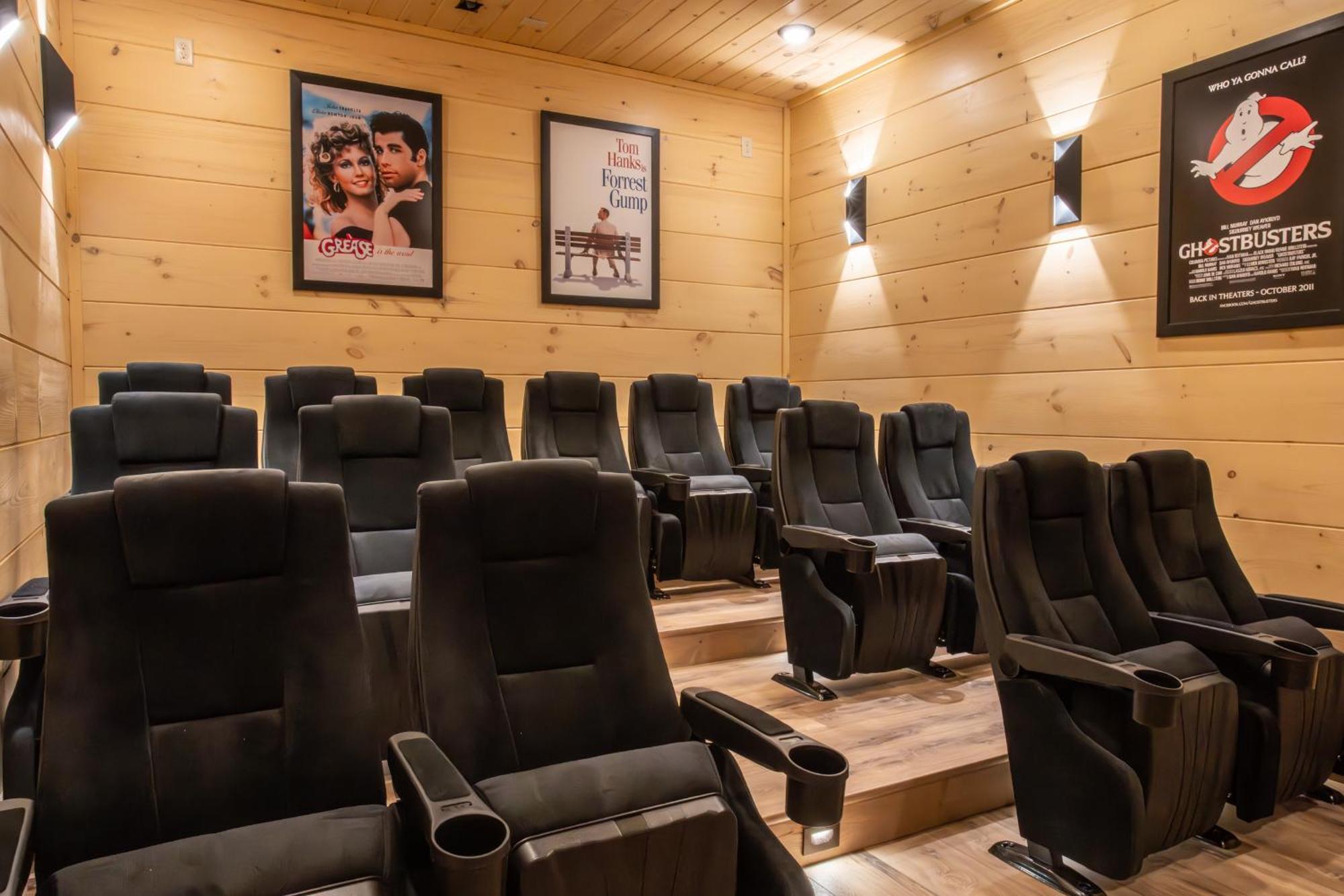 Luxury 12-Bedroom Cabin With Indoor Pool, Hot Tub & Movie Theater, Sleeps 36 Сев'єрвілл Екстер'єр фото