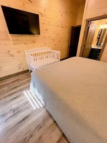 Luxury 12-Bedroom Cabin With Indoor Pool, Hot Tub & Movie Theater, Sleeps 36 Сев'єрвілл Екстер'єр фото